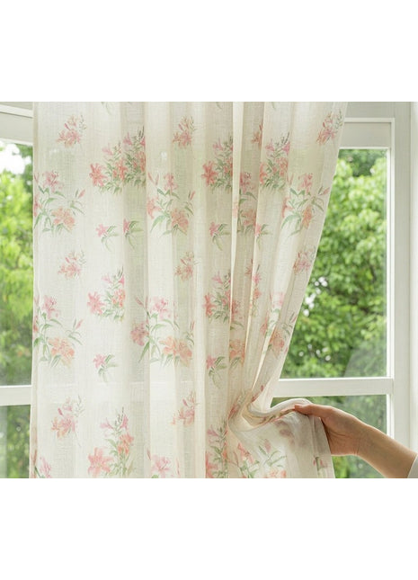 Tenda floreale pastello su sfondo bianco, stile country chic