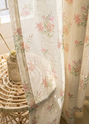 Tenda floreale pastello su sfondo bianco, stile country chic