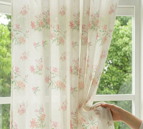 Tenda floreale pastello su sfondo bianco, stile country chic