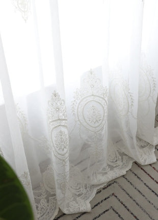Romantica tenda trasparente con medaglione floreale ricamato bianco