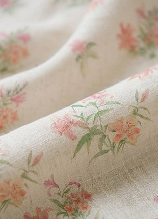 Tenda floreale pastello su sfondo bianco, stile country chic
