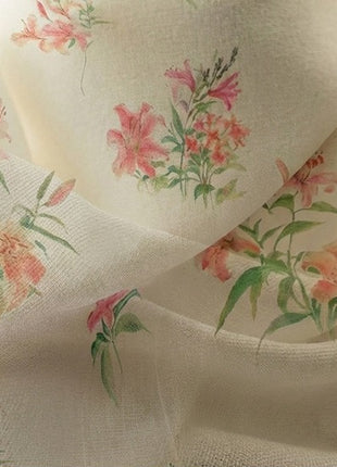 Tenda floreale pastello su sfondo bianco, stile country chic