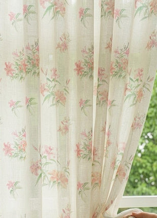 Tenda floreale pastello su sfondo bianco, stile country chic