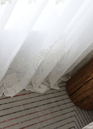 Romantica tenda trasparente con medaglione floreale ricamato bianco