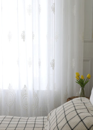 Romantica tenda trasparente con medaglione floreale ricamato bianco
