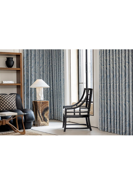 Tenda blu con motivo in legno dorato per soggiorno