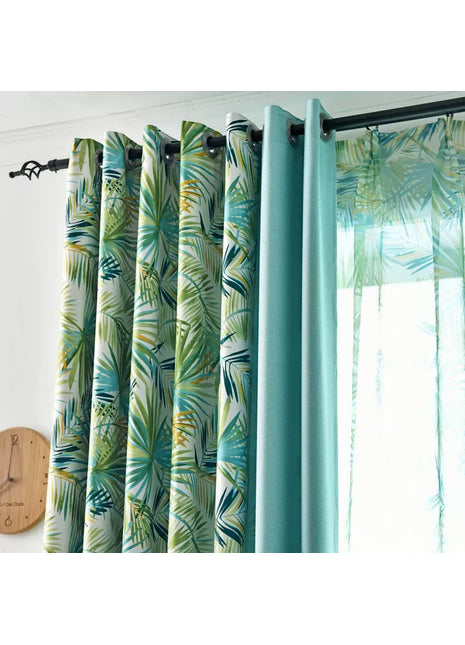 Tenda con foglie tropicali