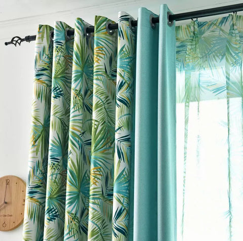 Tenda con foglie tropicali
