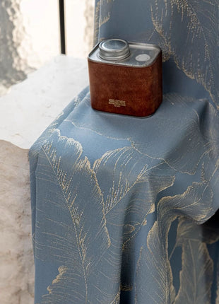 Tenda blu con motivo in legno dorato per soggiorno