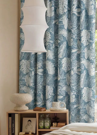 Tenda oscurante di colore azzurro in stile contemporaneo