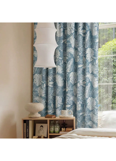 Tenda oscurante di colore azzurro in stile contemporaneo