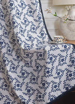 Modelli di fiori blu tenda bianca