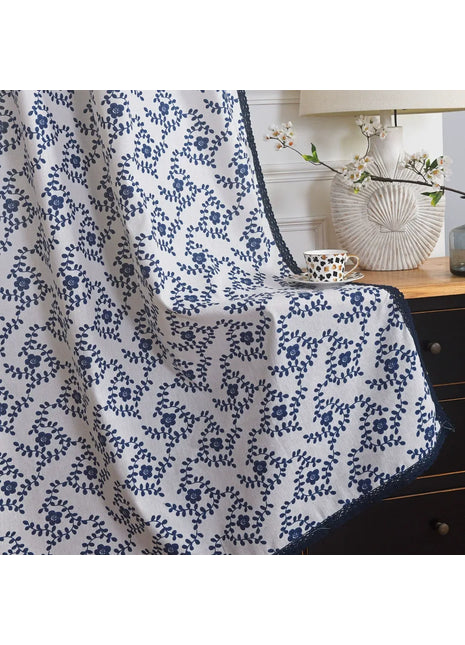Modelli di fiori blu tenda bianca