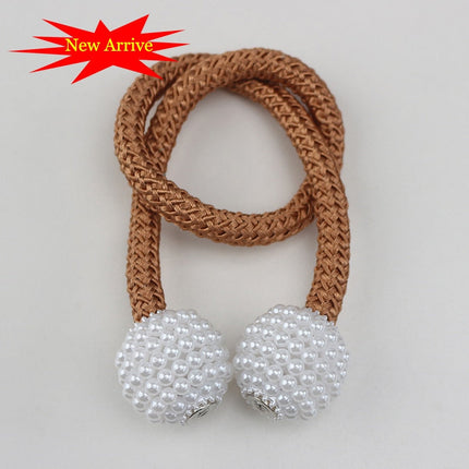 Deux attaches corde brune avec des perles blanches, parfaites pour une décoration élégante.