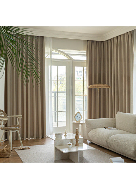 Rideau beige épais taupe salon contemporain tombé généreux baie vitrée style japandi chaleureux