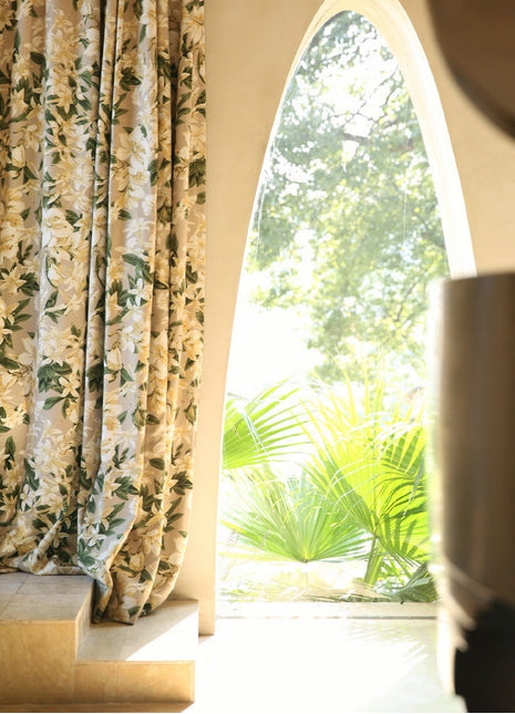 Rideau beige occultant motif grandes fleurs blanches feuillage vert tombé élégant intérieur tropical