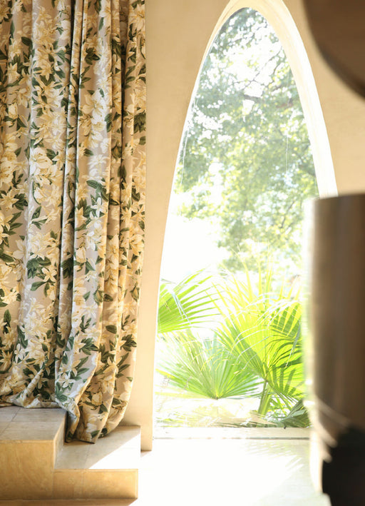 Rideau beige occultant motif grandes fleurs blanches feuillage vert tombé élégant intérieur tropical