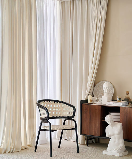 Rideau beige occultant ivoire tombé fluide salon contemporain élégant lumière filtrée douce
