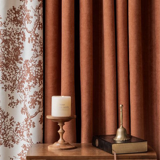 Rideau occultant orange terracotta tombé dense plis profonds ambiance chambre chaleureuse