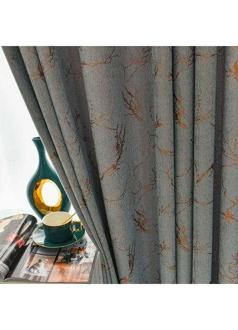 Rideau à motif doré veiné façon marbre sur fond bleu-gris, ambiance salon chic