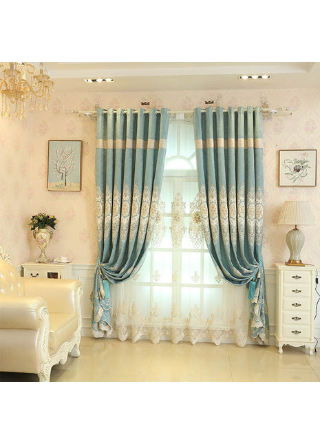 Rideau bleu royal à broderie florale crème dans un salon classique